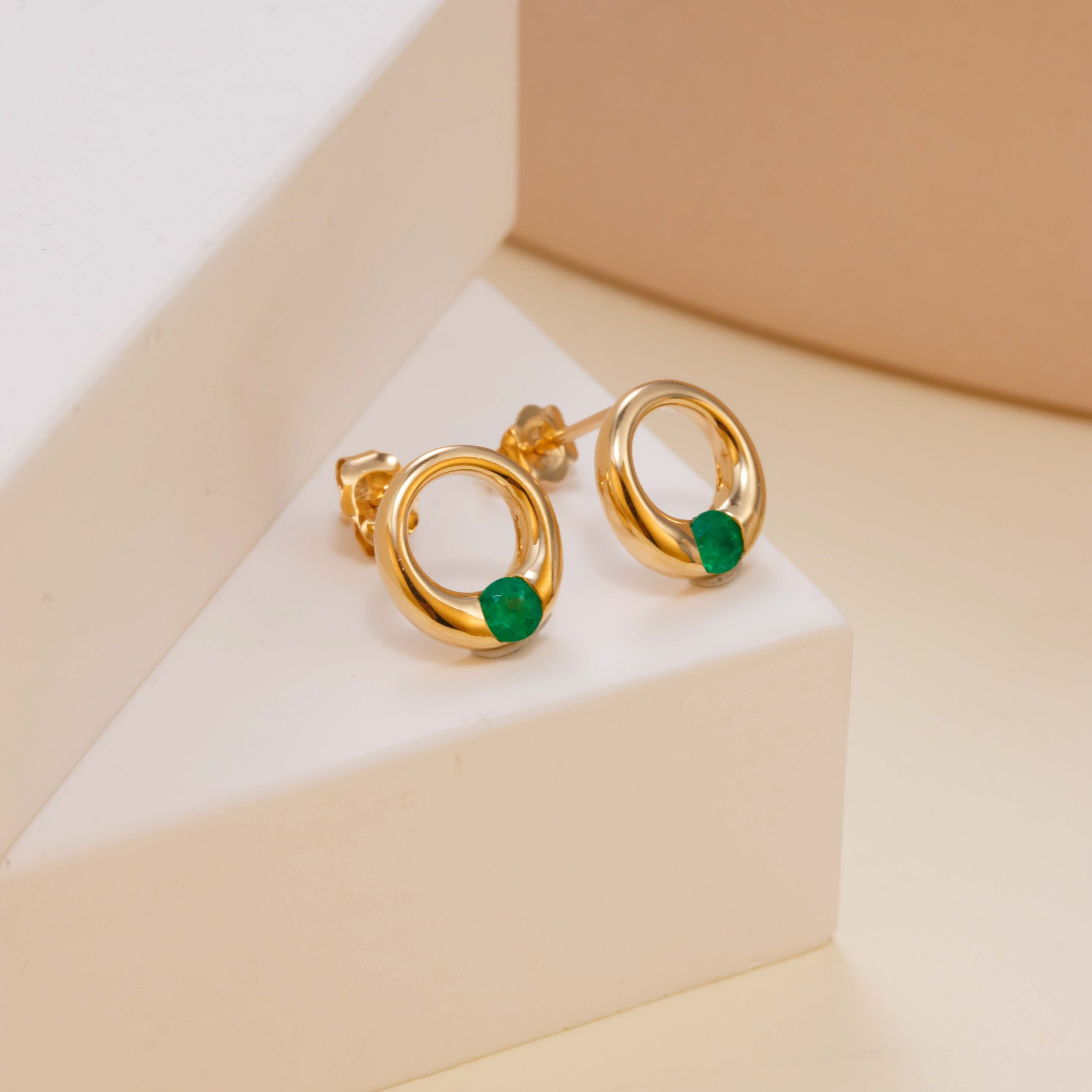 18k Yellow Gold Emerald Geometric Pattern Earrings