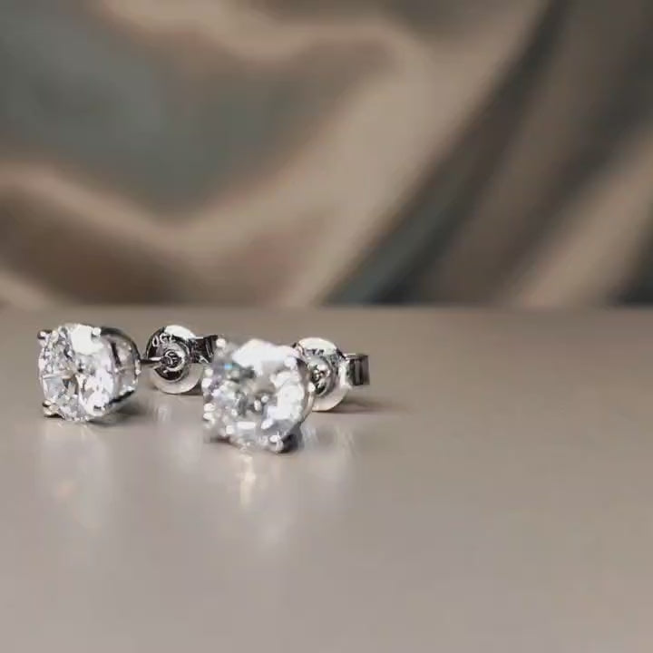 Four-Claw Classic Lab-Grown Round Diamond Stud Earrings video